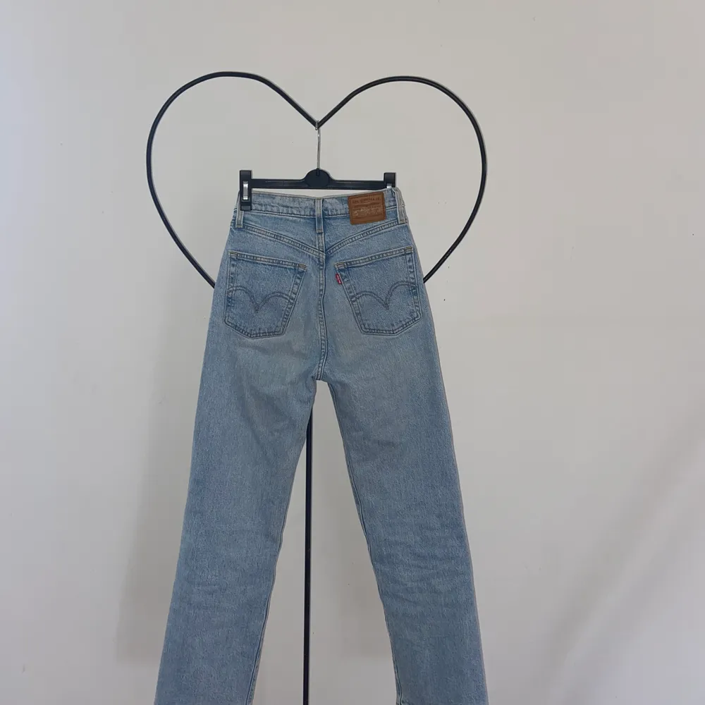Ljusblå Levis jeans storlek w23 L27❣️Modellen heter ribcage straight❤️ passar nån som är 160 cm❤️ nypris 1000kr, säljer för 400kr eller högsta budet. Jeans & Byxor.