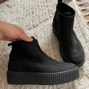 NUDE OF SCANDINAVIA SKOR  - NYA - knappt använda Nude skor i skinn med snygga detaljer! Stl 37  Nypris 2200:- Mitt pris 500:- eller högst bjudande. Kan skickas spårbart  med ”skicka lätt” 99:- 