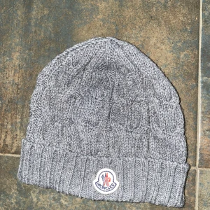 Moncler mössa - Oanvänd, storlek S. Rätt liten. 
