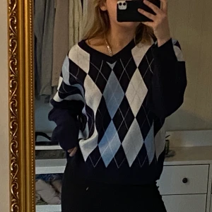 Tröja - Ska nu sälja denna trendiga tröja då den inte är min stil:( aldrig använd och köpte den förra månaden för 299 kronor men nu säljer jag den för 140 kronor.