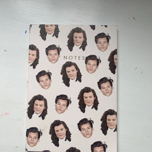 Harry styles notebook - Helt oanvänt skrivblock med harry styles på framsidan. 