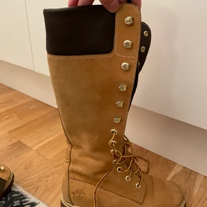Timberland stövlar strl 36 - Fina timberland som har används skötsamt under ett fåtal gånger under en vinter, inget slitage endast lite smutsiga! tvätta av dessa och dom blir som nya😍