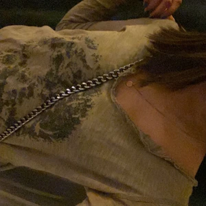 Zadig & voltaire tröja - Hej! Jag har nu ett intressekoll på min fina zadig & voltaire tröja som har en dödskalle på magen! Den är i storlek S fast passar också stlrk M! Högsta bud 400