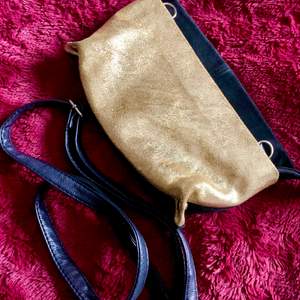 Två olika typ av läder - guld och svart velvet, kan användas som väska eller clutch 