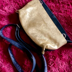 Äkta Italienska läder Clutch / väska  - Två olika typ av läder - guld och svart velvet, kan användas som väska eller clutch 