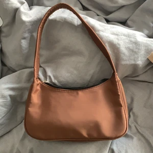 Väska från shein - Snygg brun väska som jag köpte på shein för ett tag sedan. Mycket utrymme och snygg passform💗