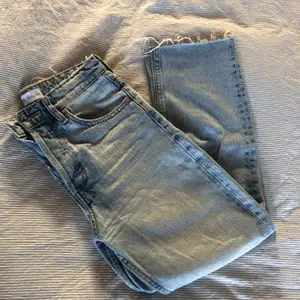 Fina jeans i rak modell från Zara som tyvärr inte passar längre. Storlek 36. 