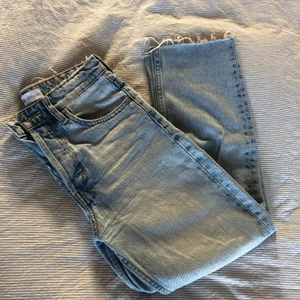 Raka ljusa jeans  - Fina jeans i rak modell från Zara som tyvärr inte passar längre. Storlek 36. 