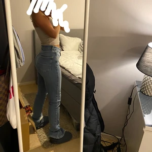 Jeans med slit - Skitsnygga jeans med slit på insidan från gina som endast är använda några få gånger. Så de är som nya. Storlek 36 men skulle säga de passar en 34a med. Frakt tillkommer 66 (spårbart)🥰