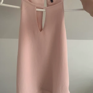 Ljus rosa topp från Only i storlek 34 - Hej jag säljer min ljus rosa topp från Only i storlek 34, den har en liten öppning på ryggen. Jag är 165 cm lång och på mig sitter den jättebra. 