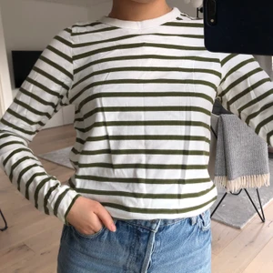 Grön och vit randig tröja  - Jätteskön  tröja med gröna ränder, från Weekday strl XS FRAKT ÄR INKLUDERAT I PRISET 🌼
