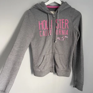 Holister huvtröja - En grå Holister huvtröja med dragkedja! (Köparen betalar frakten)💓💗💞💕