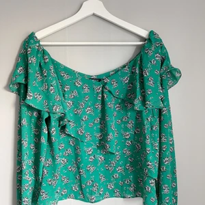 Grön blus - En superfin och söt grön blus med blommor och volanger! (Köparen betalar frakten)💗💞💓