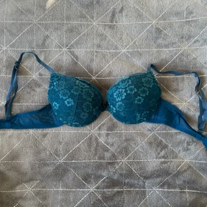 BH - Fin spets-BH från HM. I bra skick, med push-up.