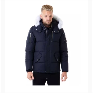 Moose Knuckles - Jacka använd i 2 säsonger. Mycket fint skick. Som ny än. Storlek s. Lånade bilder. 