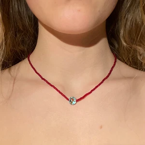 Pärlhalsband  - Jättefint handgjort halsband av både glas- och plastpärlor! Väldigt fint till sommaren!!