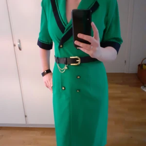 Vintage skjortklänning  -  Fantastisk vintage skjortklänning med skärp från Cavita schneberger gruppe i storlek 38. Den är klarare grön än den ser ut på bilderna och är verkligen såå fin! Gör lite ont att sälja den. Jag hittade små noppror på insidan av kragen och nån liten ljus fläck som nog går bort med en blöt trasa,  blekt på fodrer undre armarna (på insidan).  Längd 107 45 *2 midja 50 *2 byst