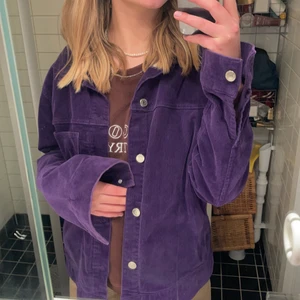 Manchester Jacka - Weekday jacka i Manchester i storlek M från herr. Så sitter lite oversized och är lång i ärmarna vilket jag gillar