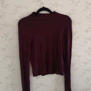 Tröja BOOHOO - En superfin basic tröja från Boohoo. Den är skön i tyget och tunn😊storlek 36 men är väldigt stretchig. 