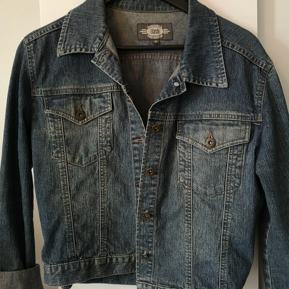 Jeans jacka från Flash i storlek M med blombrodyr på baksidan. . Jackor.