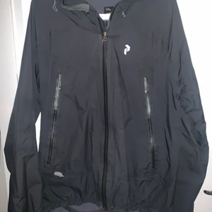 Peak Performance vindjacka - Vindjacka i bra kvalitet förutom ett litet hål på framsidan (syns i sista bilden) Frakt ingår.