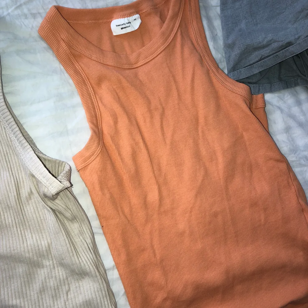 Två knappt använda linnen, båda i storlek XS, det beigea är från H&M och det i orange från Gina, båda för 140kr med frakt . Toppar.