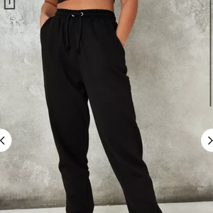 Svarta mjukisbyxor - Chill svarta joggingbyxor från missguided tall. Supersköna och använda sparsamt! Köpare står för frakt!