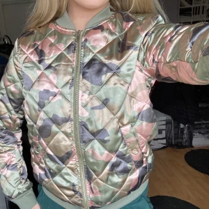 Militär jacka  - En jacka som aldrig har används. Köparen står för frakten 