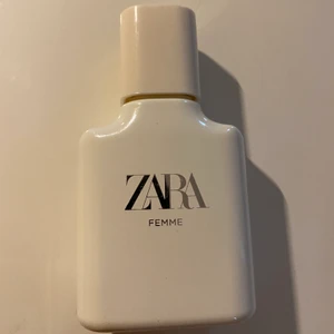 Parfym - Säljer denna parfym i doften femme från zara . Tyvärr är flaskan inte genomskinlig och vet inte exakt hur mycket som är kvar. Men har ej använt den mycket, endast några gånger. Frakt kostar inte så mycket, det beror på om vill ha spårbar frakt eller inte💕