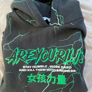 Madlady X lisa och Ribecka - Hoodie från madladys collab med Lisa A och Ribecka | strl M (oversize) super skön och tjockt material | tryck fram och tryckblixtar över hela | använd fåtal gånger | frakt tillkommer