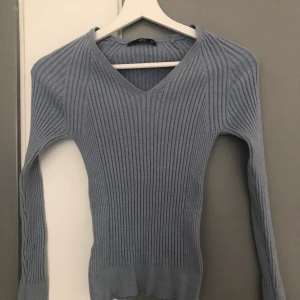 Stickad tröja - Säljer denna jättefina stickade blå tröjan från mango, den ser väldigt liten och tajt ut men den är väldigt stretchig. Den är i nyskick då jag bara har använt den en gång. Vid intresse eller frågor kring plagget kontakta mig privat:)