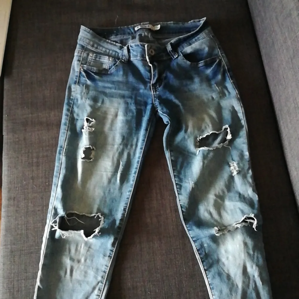 Låga jeans har endast använts ett par 10 gånger. Nypris 550 kronor. Vidfler intresserade säljs byxorna till högsta bud eller köps direkt för 250 kronor. 45 kronor för frakt. Jeans & Byxor.