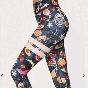Färgglada tights från Stronger - Säljer dessa träningstights från Stronger. De har hög midja, är ”squat-proof” och har en ficka i midjan där telefonen får plats. Egna bilder fås vid intresse. Använda fåtal gånger, köpta för 700kr säljes för 150 + frakt.