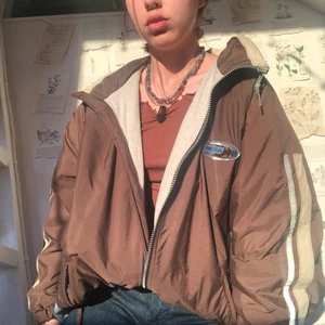 Vårjacka - KONTAKTA MIG PRIVAT INNAN DU BUDAR!Mysigaste coolaste vintage vårjackan som tyvärr inte kommer till användning. Fungerar även som en vinterjacka. Håller värmen bra men även luftig. Perfekt helt enkelt. Gott skick. Defektfri. Köpte står för frakt. Dm vid intresse-frågor-köp. Visas på en S men passar både större och mindre beroende på önskad passform. Köp direkt för 350kr