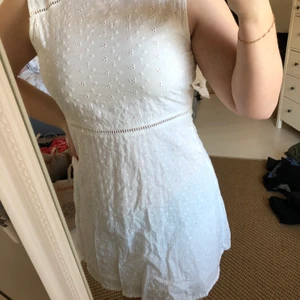 Vit sommarklänning - Vit klänning från lager 157, strl S. Bra skick med dragkedja i ryggen. Klänningen är utan stretch och har en underkjol insydd så den inte blir genomskinlig. Fint tyg med små hål som ska likna blommor. Priset är 60kr exklusive frakt. 