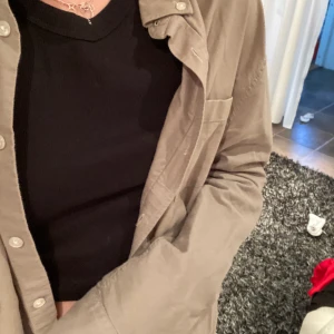 Grön skjorta - Super snygg skjorta från dobber. Jätteskön och passar bra att ha över toppar!!