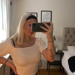 Sommartopp från Gina tricot  - Superfin topp från Gina som passar perfekt till vår och sommar! Materialet är crunchat och ärmarna har lite volangkänsla. Strl M men passar en S! Inte använd och aldrig tvättad så den är i toppenskick! 