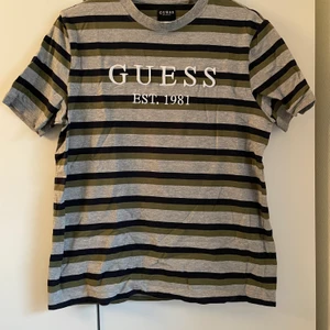 Guess t-shirt  - Randig Guess t-shirt i storlek S. Sparsamt använd och i gott skick. Vid köp av fler plagg kan vi fixa ett bra paketpris😊