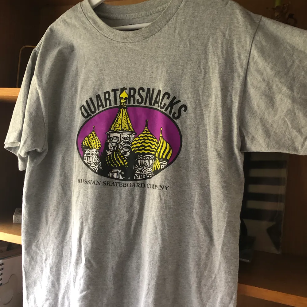 Grå t-shirt från Quartersnacks Skateboards. Använd ett fåtal gånger då den varit för liten. Köpt från Hollywood.se, frakt tillkommer💖. T-shirts.