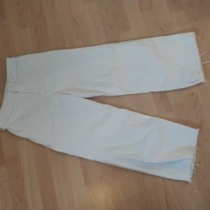 Vita breda byxor från H&M - Sköna vida byxori storlek 38. Modellen har hög midja och ankellånga Ben. Knappt använda då jag köpte dessa som back upp till mitt andra par. 