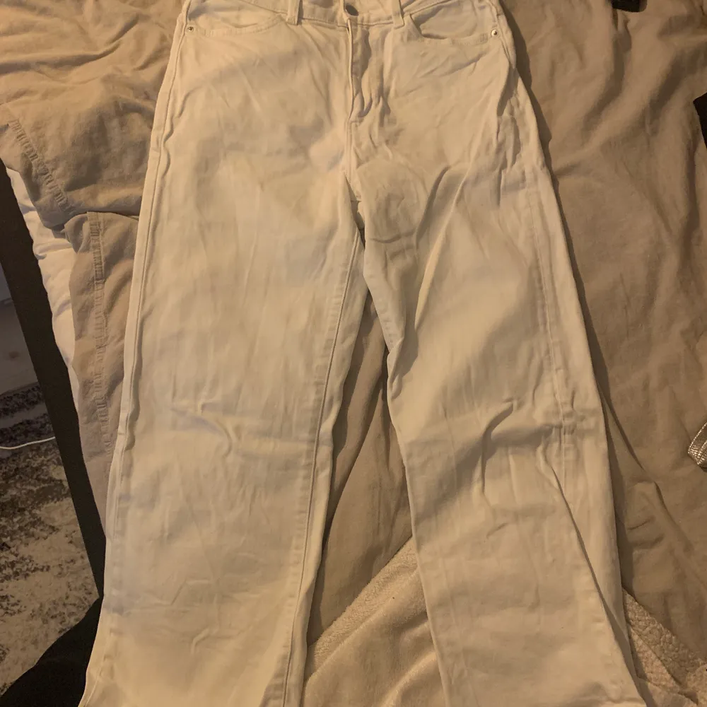 Vita jeans i rak/utsvängd modell ifrån lindex, storlek 40. Köptes 2019 och säljer pga för små. Super bra längd för mig som är 163 cm lång. Kan mötas i Vänersborg/Trollhättan området annars får köpare stå för frakten.. Jeans & Byxor.