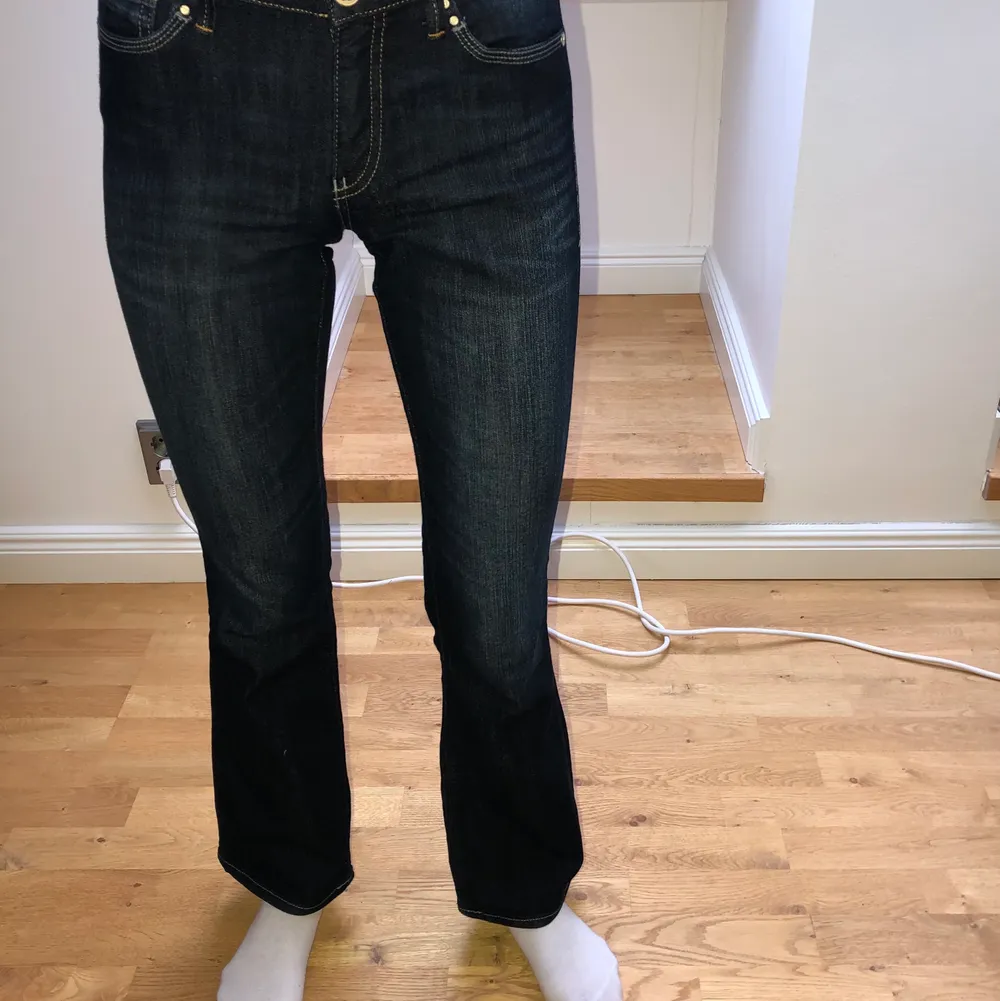 Ett par mörk blå boot cut jeans, från Zalando. Använda en gång! Storlek 25/32. Pris: 150kr+frakt. Jeans & Byxor.