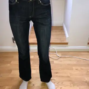 Ett par mörk blå boot cut jeans, från Zalando. Använda en gång! Storlek 25/32. Pris: 150kr+frakt