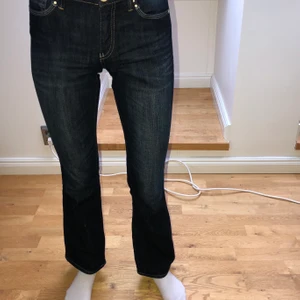 Mörkblå jeans - Ett par mörk blå boot cut jeans, från Zalando. Använda en gång! Storlek 25/32. Pris: 150kr+frakt