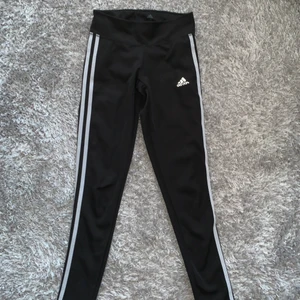 Adidas träningsbyxor , stk XS - Jag säljer ett par adidas träningsbyxor i bra skick, allt är i bra skick förutom märket på benet där ett par bokstäver har fallit av i tvätten pågrund av tvätt i för hög värme, förutom det är allting i bra skick. Stk XS.