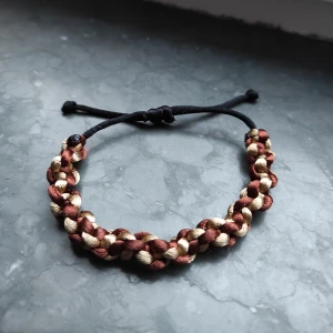 Egen tillverkat armband - Här har vi ett armband jag själv har gjort. Den sitter bra på handleden och är justerbart. Den är 29 cm som mest och 17 cm som minst. Min handled som agerar modell är 15 cm. Priset är inklusive frakt 🥰 