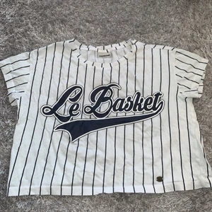 Crop T-shirt, stk XS-S - Jag säljer en kortare t-shirt, stk XS - S. Super fin och använd ett få tal gånger. Randig och köpt i USA.