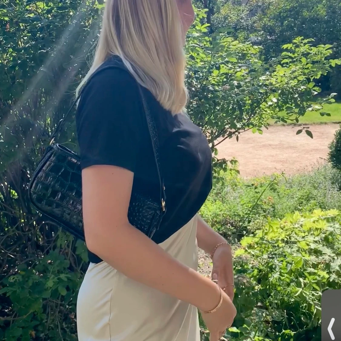 Handväska i svart ”krokodilskinns” imitation - 90