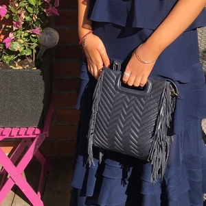 Maje väska  - Säljer min super fina maje väska som funkar till allt! Äkta såklart, Köpt i Nk nypris 3000kr och kvitto finns. Skriv privat vid fråga eller fler bilder. Maje märket har slitits bort lite ( se sista bild) Köparen står för frakten och buda i kommentarerna💕 ( högsta bud nu: 820 kr) 