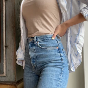 Zara Jeans, bootcut - Fint skick, använt dem i ett par månader, sitter bra vid midjan och en perfekt passform!